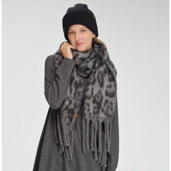 CC Brand Woven Grey Leopard Print Oblong Scarf*VERY SOFT! Cozy and long - Picture 1 of 2